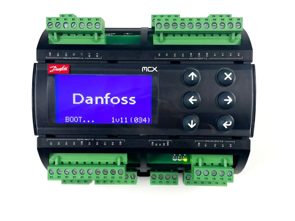 Steuergerät von Danfoss mit Display und Tasten; Anschlussmöglichkeiten für digitale und analoge Eingänge sowie Ausgänge, angezeigt in einem kompakten, schwarzen Gehäuse.